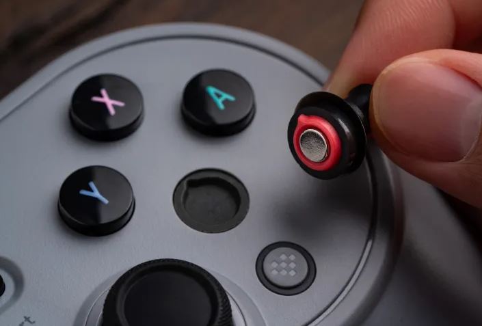 Pro 3 — первый контроллер 8BitDo со сменными кнопками